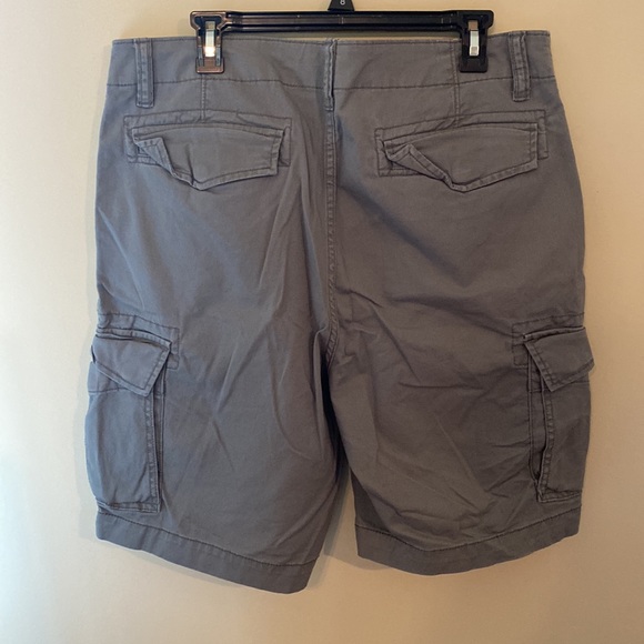 OLD NAVY MENS CARGO SHORTS - Picture 3 of 5